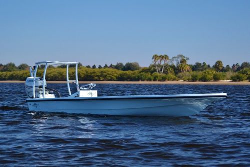 Flat boat fueraborda - Micro - Beavertail Skiffs - open / con consola lateral / de pesca deportiva