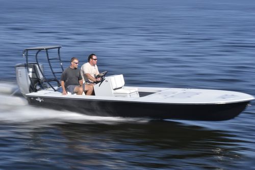 Flat boat fueraborda - Lightning - Beavertail Skiffs - con consola central / open / de pesca deportiva