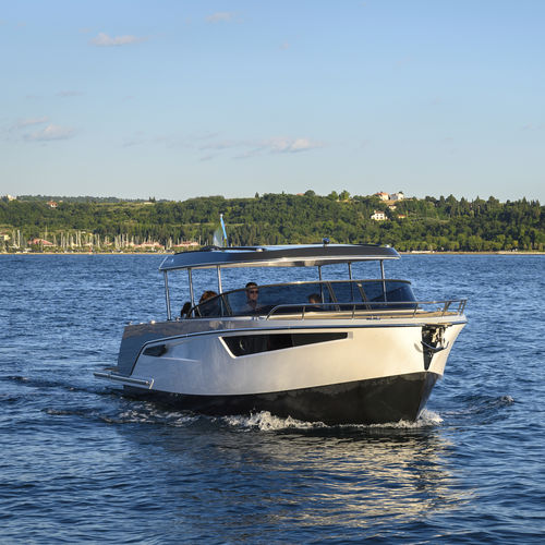 Barco open intraborda - 28  - ALFASTREET YACHTS - casco de planeo / con consola lateral / con hard-top