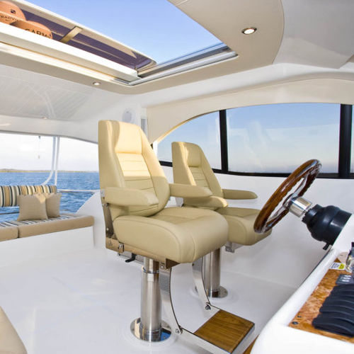 Asiento piloto - SIENA HELM I - M Melfi Designs Pty Ltd - para barco / para yate / con reposabrazos