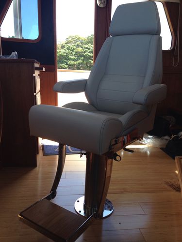 Asiento piloto - SIENA HELM II - M Melfi Designs Pty Ltd - para barco / para yate / con reposabrazos