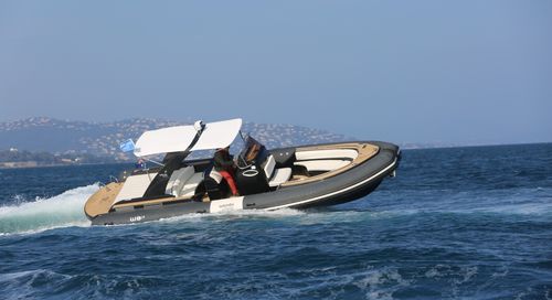 Embarcación neumática intraborda - W9i - Wimbi Boats Ltd - semirrígida / con consola central / 18 personas máx.