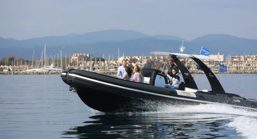 Embarcación neumática fueraborda - W10 - Wimbi Boats Ltd - bimotor / semirrígida / con consola central