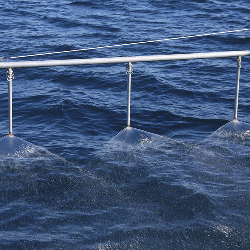 Sistema de pulverización de dispersante - ScorSpray - New Naval Ltd. - con brazo / para montar sobre barco