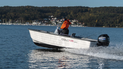 Barco open fueraborda - 535 PRO - Sting Boats Europe - con consola lateral / de pesca deportiva / 8 personas máx.