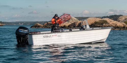 Barco open fueraborda - 600 PRO - Sting Boats Europe - con consola lateral / para la pesca / 8 personas máx.