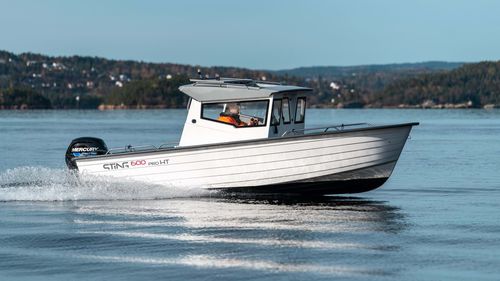 Barco de motor de pesca-paseo fueraborda - 600 Pro HT - Sting Boats Europe - con caseta de timón / 6 personas máx. / con solárium