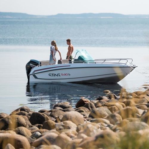 Barco open fueraborda - 530 S - Sting Boats Europe - con consola central / 6 personas máx. / con solárium