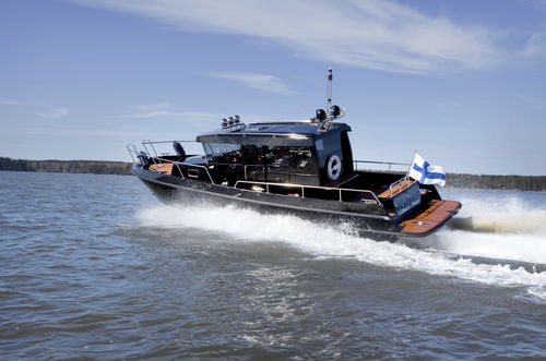 Barco cabinado intraborda - BY30 - Brizo Yachts - bimotor / con caseta de timón / con camarote