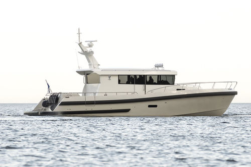 Barco cabinado intraborda - BY50  - Brizo Yachts - con hard-top / con cockpit cerrado / con camarote