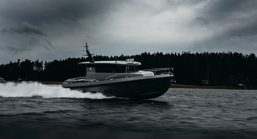 Barco cabinado intraborda - BY42 - Brizo Yachts - con hard-top / con camarote / clásico