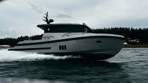 Barco cabinado intraborda - BY42 FLY - Brizo Yachts - fueraborda / diésel / bimotor