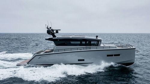 Barco cabinado intraborda - BY34 - Brizo Yachts - bimotor / con hard-top / de crucero