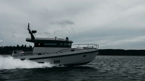 Barco cabinado intraborda - BY42 CLASSIC - Brizo Yachts - bimotor / con hard-top / offshore