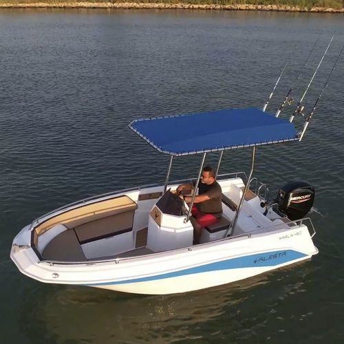 Barco open fueraborda - MARLIN 460 - Alesta Marine - con consola central / de pesca / 5 personas máx.