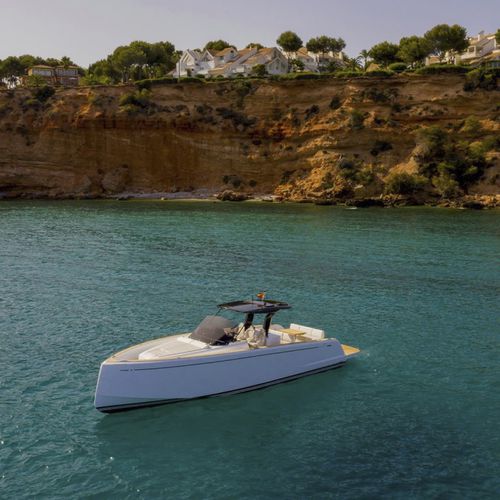 Barco cabinado intraborda - Pardo 38 - Pardo Yachts - bimotor / open / con consola central
