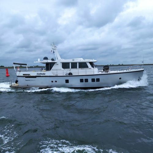 Yate a motor offshore - Colinda  - Trimm Design BV - con caseta de timón
