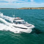 barco cabinado fueraborda