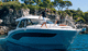 barco cabinado trimotor / con hard-top / 12 personas máx. / 10 personas máx.