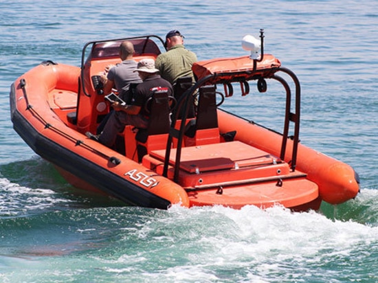 Los barcos de ASIS entregan las costillas de motor diesel del rescate para los campos petrolíferos costa afuera.