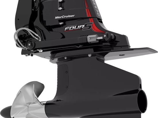 El nuevo MerCruiser Bravo Four S con tracción delantera y sistema de remolque inteligente ofrece un control total para los deportes de remolque