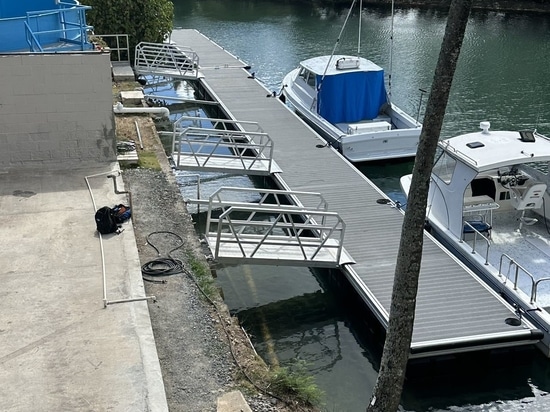 ¿Cómo diseñar un dique flotante sobre el agua?