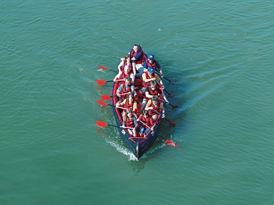 ADVENTURE TEAM: La canoa hinchable para 10 personas