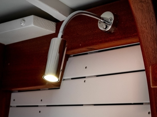 T-LED: Luz, potencia, perfección Elegante diseño escandinavo, brillo LED regulable y potente carga USB-C: la luz de lectura definitiva para disfrutar de estilo y rendimiento a bordo
