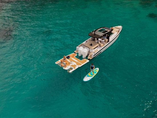 Spinera Boating Muelle para dos fuerabordas con muelle refrigerado y peldaños y asiento