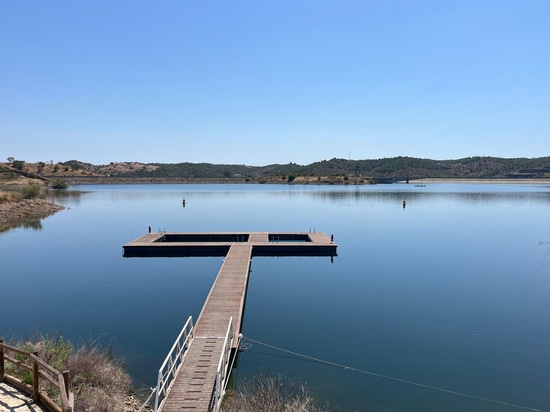 Lindley completa una piscina flotante en la nueva playa fluvial de Odeleite