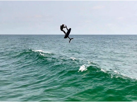 Salto de olas en la tabla Hydroflyer Sport
