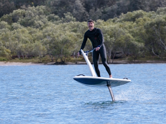 Todo sonrisas en el Hydroflyer eFoil, en Qld, Australia