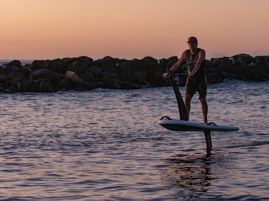 Vasco Vellez, médico de eFoil navegando en un Hydroflyer