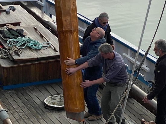 Instalación de mástil de madera a bordo - Aparejo Old WoodSpars