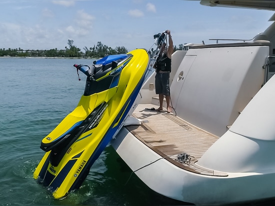 Cómo transportar su moto acuática con un sistema de pescantes Hurley