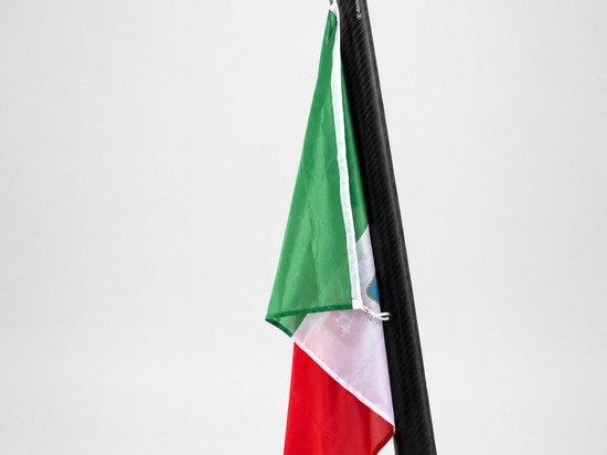 Skylink es el mástil porta-bandera de Aguacarbon diseñado para navegar y mantenerse conectado gracias al soporte Starlink
