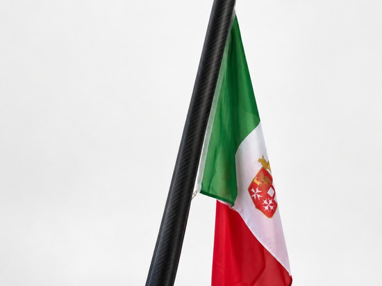 Skylink es el mástil porta-bandera de Aguacarbon diseñado para navegar y mantenerse conectado gracias al soporte Starlink