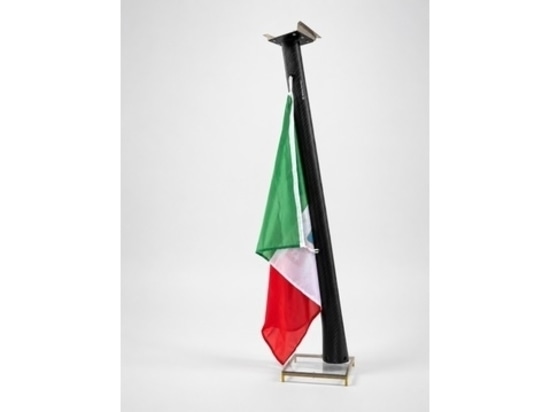 Skylink es el mástil porta-bandera de Aguacarbon diseñado para navegar y mantenerse conectado gracias al soporte Starlink