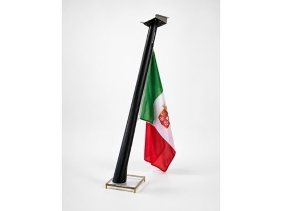 Skylink es el mástil porta-bandera de Aguacarbon diseñado para navegar y mantenerse conectado gracias al soporte Starlink
