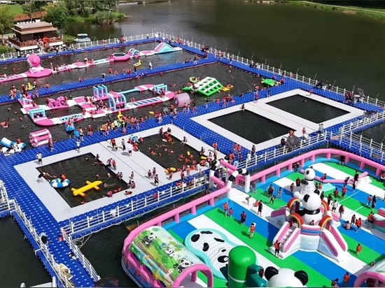Parque acuático con pontones flotantes